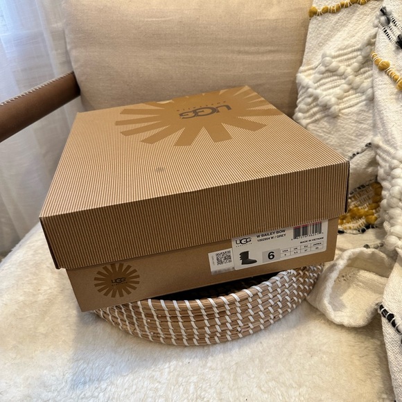 NWT Grey Ugg’s Bailey Bow - Picture 4 of 5